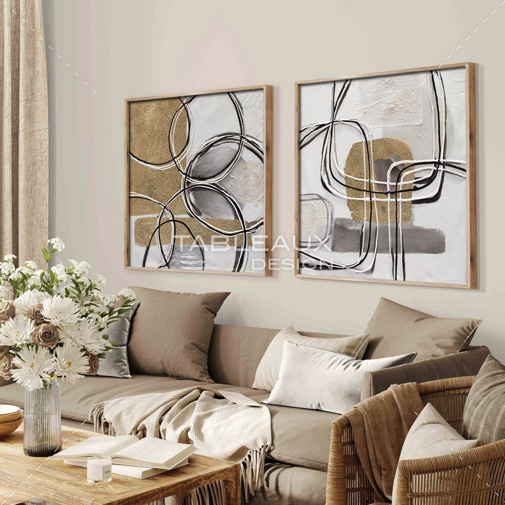 Deux tableaux abstraits en gris et doré sont présentés sous forme de diptyque