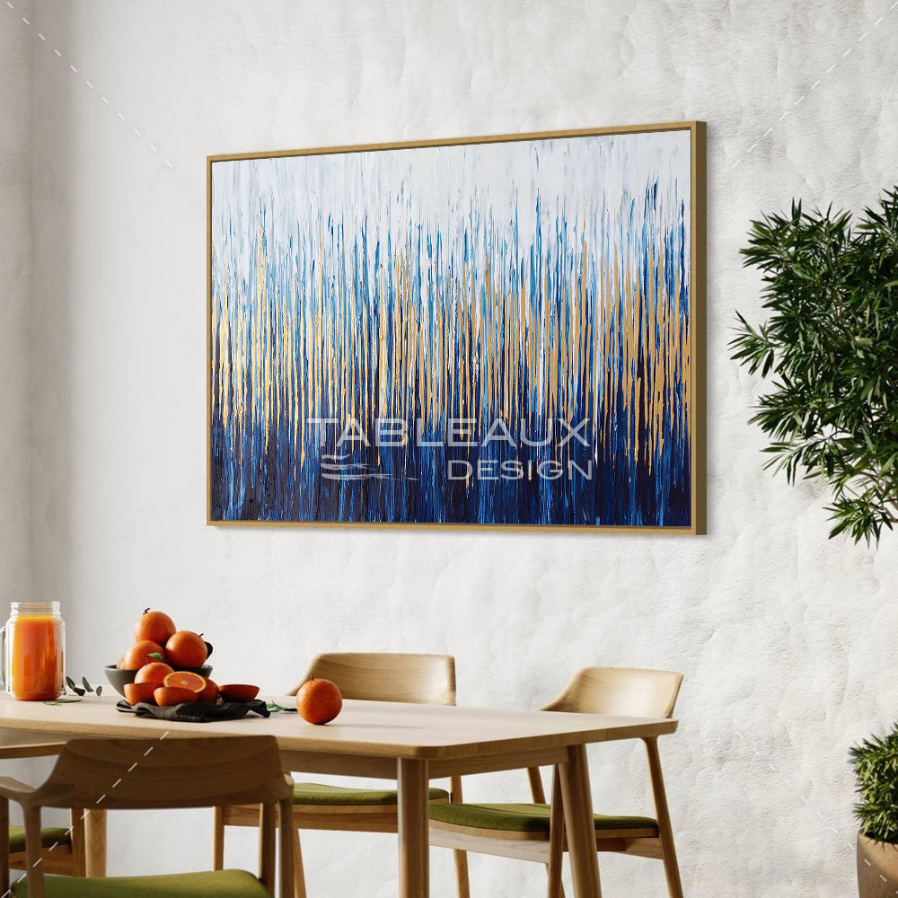 Un tableau abstrait en bleu et doré